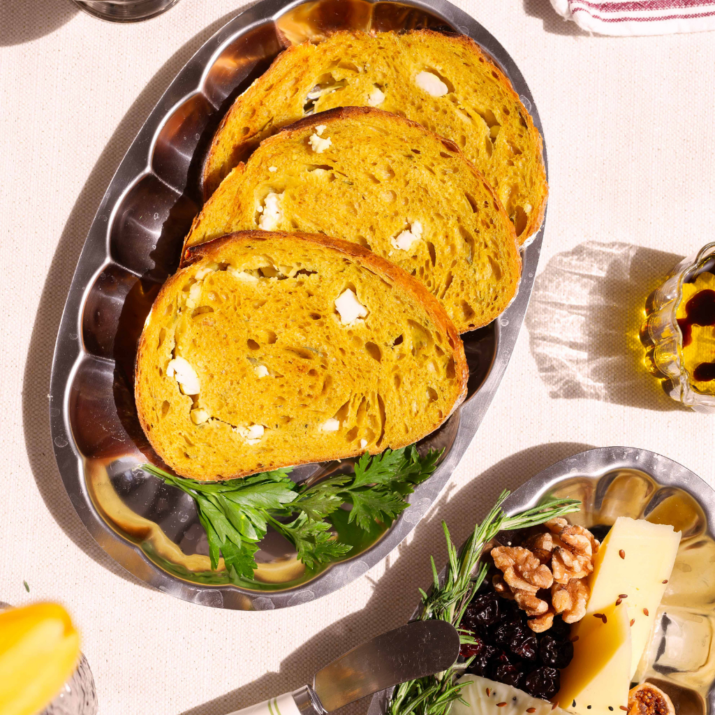 Zerdeçallı, Taze Kekikli & %100 Keçi Peynirli Köy Ekmeği